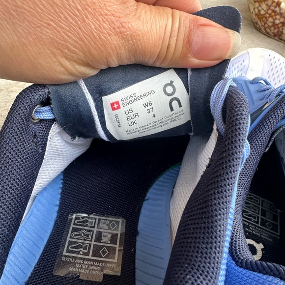 On Cloud Cloudflow Swiss Running Shoes Cloudtec Comfort WhiteBlue Womens Size 6 - Picture 6 of 6